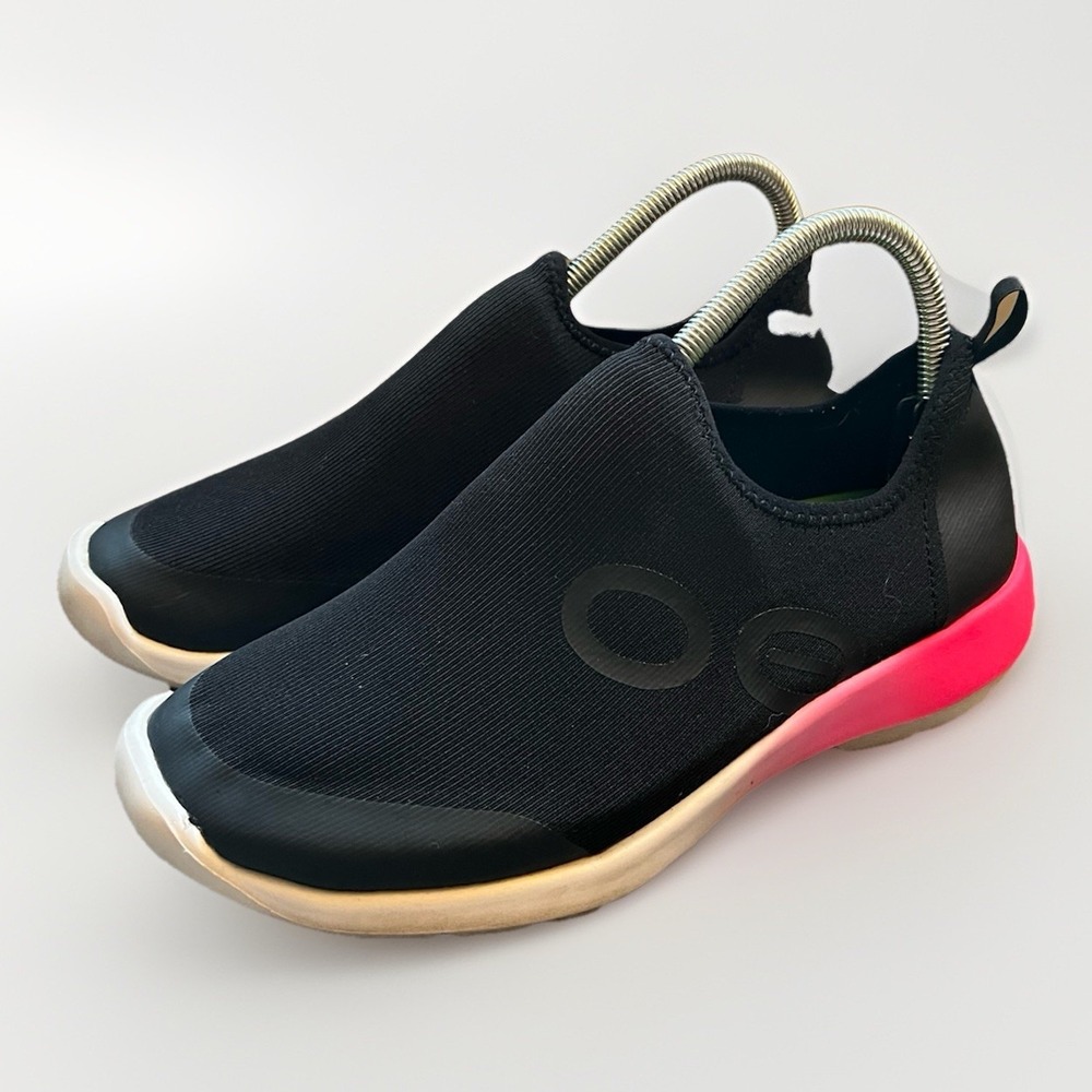 OOFOS OOMG SPORT slip-on shoes in black with pink accents. Size 9.